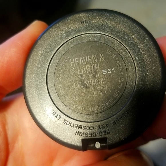 MAC two in one eye shadow pallet - Picture 3 of 3